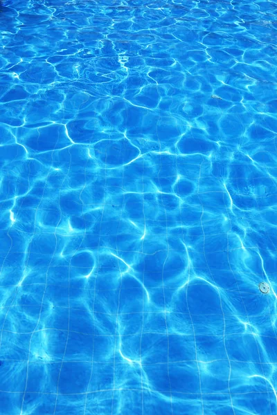 Aislamiento Piscina Exterior Agua Azul Con Reflejos Luz Solar — Foto de Stock