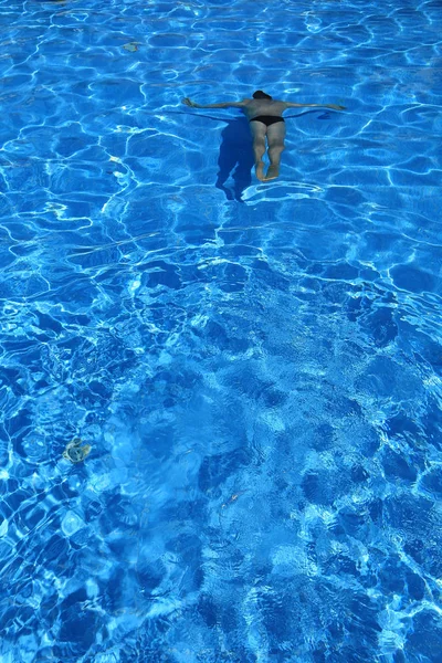 Isoliert Azurblaues Wasser Pool Und Schwimmer Wasser — Stockfoto