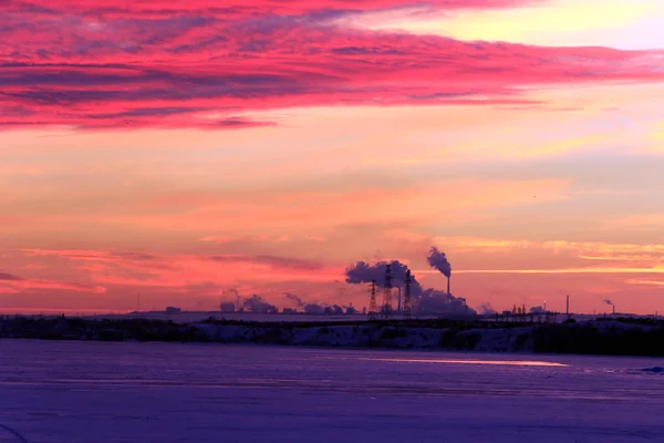 Zimní Krajina Červený Západ Slunce Ledě Řeky Potrubí Rostlin Obzoru — Stock fotografie