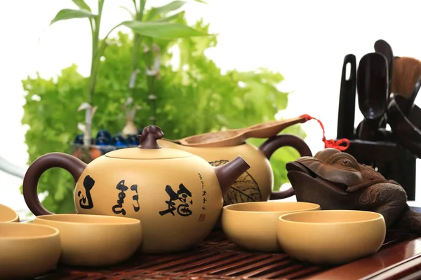 Крупный План Стола Чайной Церемонии Посуда Бамбук Белом Фоне Студии — стоковое фото