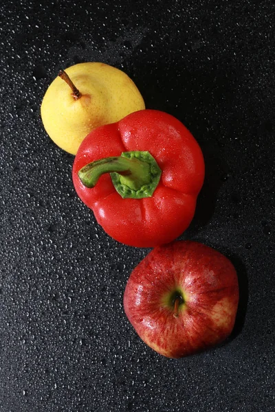 Makro Gelbe Birne Roter Apfel Und Rote Paprika Auf Schwarzem — Stockfoto