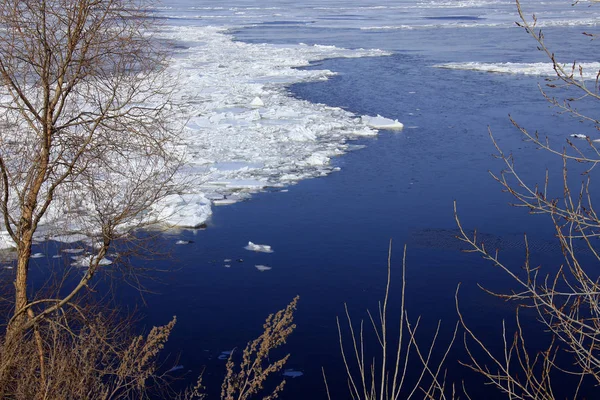 Paesaggio Ghiaccio Deriva Sul Fiume Primavera Una Giornata Sole — Foto Stock