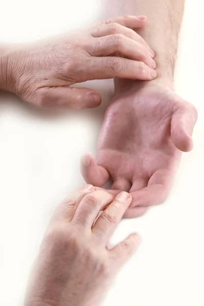 Zbliżenie Rąk Masażysty Podczas Operacji Białym Tle Studio — Zdjęcie stockowe