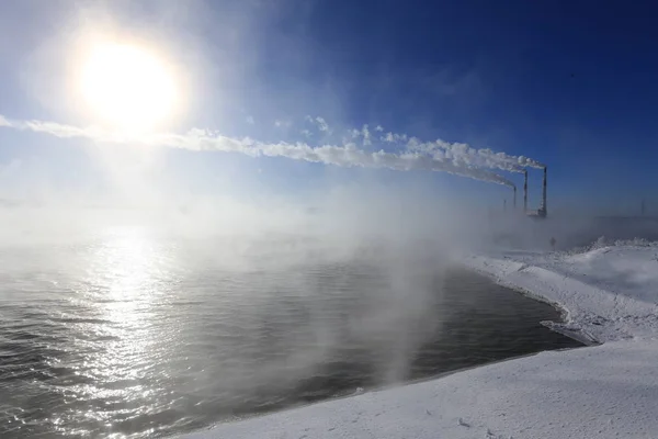 Kış Manzarası Bacalardan Tütüyor Zainsk Tpp Mavi Gökyüzüne Karşı Dondurucu — Stok fotoğraf