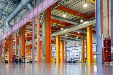 Renkli araba fabrikası yenilendi, büyük ve parlak bir dükkan.