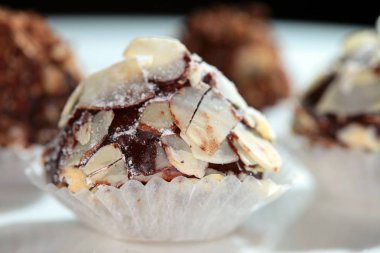 Karanlık bir arka planda fındıklı lezzetli çikolatalı pasta.