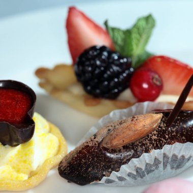 Beyaz arka plandaki stüdyoda nefis hamur işleri.