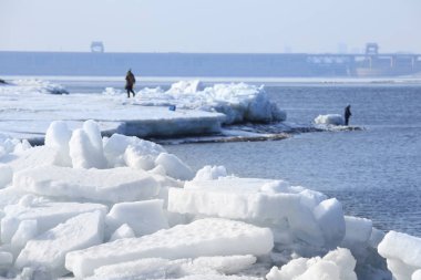 manzara balıkçılar erken Bahar buz drift içinde büyük bir rezervuar buzda balık yakalamak 