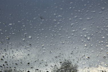 yağmur damlaları araba bahar camına makro doku