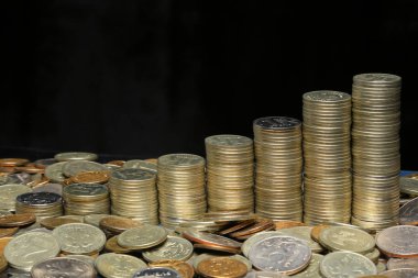 Stüdyoda yapay ışıkla çekilmiş Rus paraları.