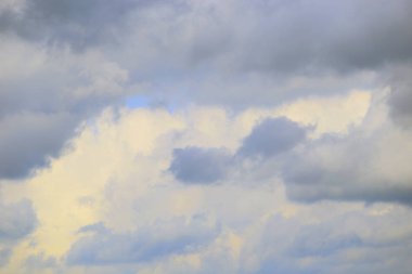 Yaz manzarası dramatik kümülüs bulutları mavi gökyüzünde güneşli bir günde