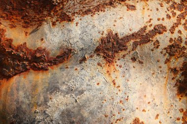 Güneş ışığında paslı metalin makro izole dokusu