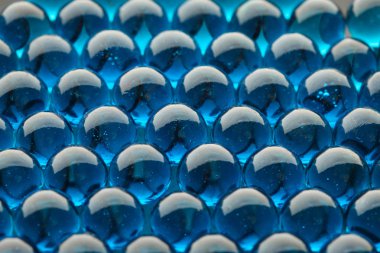 Mavi cam topların makro dokusu tek bir tabakada serili.