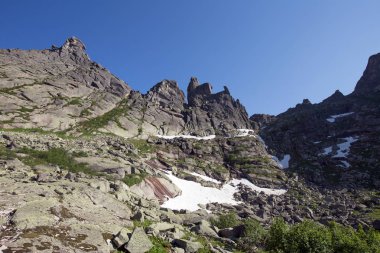 Güneşli bir yaz gününde, batı Sayan 'lı Ergaki dağlarında manzaralı bir manzara...
