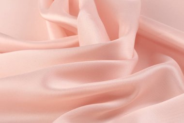 Pembe şifonun makro dokusu stüdyoyu katlıyor.