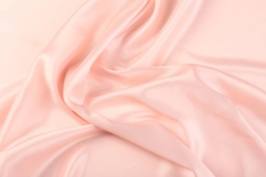 Pembe şifonun makro dokusu stüdyoyu katlıyor.