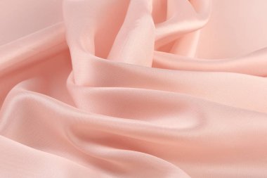 Pembe şifonun makro dokusu stüdyoyu katlıyor.