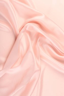 Pembe şifonun makro dokusu stüdyoyu katlıyor.