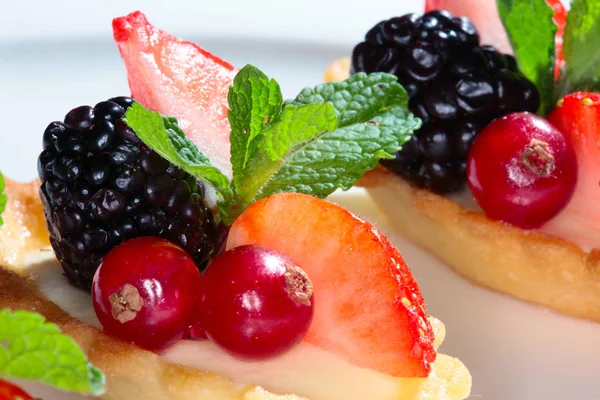 Primer Plano Delicioso Pastel Con Fresas Moras Sobre Fondo Oscuro — Foto de Stock