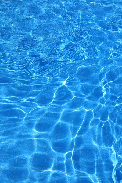 Aislamiento Piscina Exterior Agua Azul Con Reflejos Luz Solar — Foto de Stock