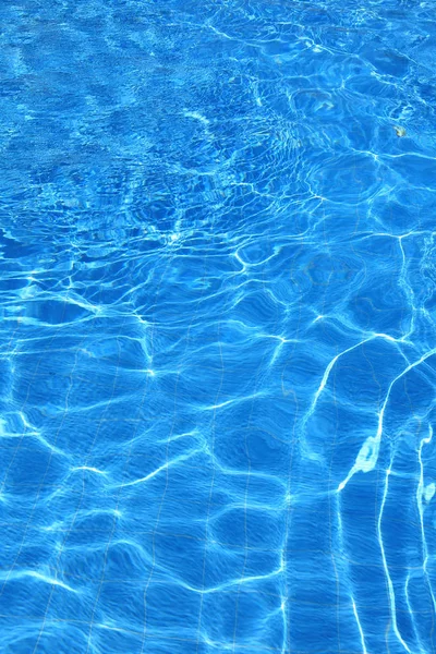 Aislamiento Piscina Exterior Agua Azul Con Reflejos Luz Solar — Foto de Stock