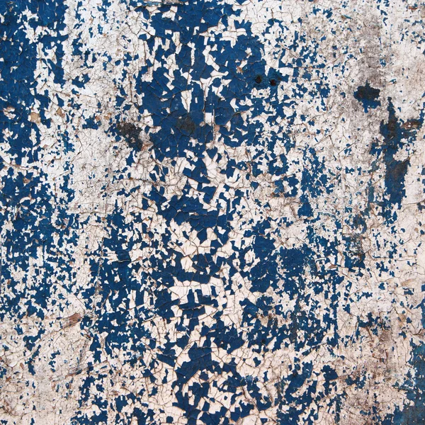 被粉刷成白色和蓝色的旧的破烂不堪的墙壁上孤立的宏观碎片 — 图库照片