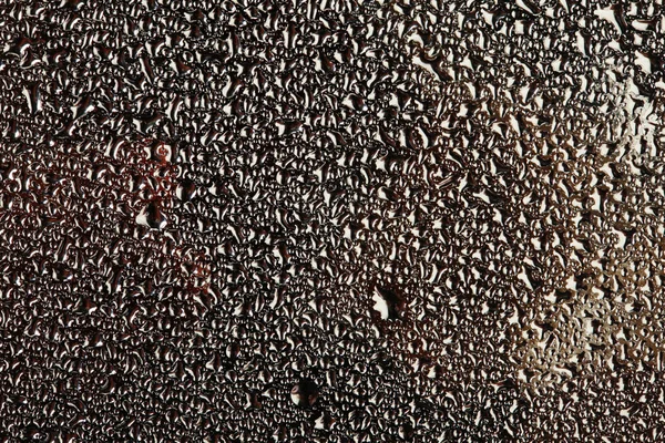灰色の背景にガラス上の密接なテクスチャ水滴 — ストック写真