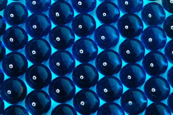 Mavi Cam Topların Makro Dokusu Tek Bir Tabakada Serili — Stok fotoğraf