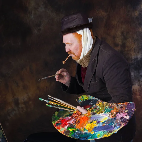 Vincent van Gogh stüdyosu tarzı kırmızı sakallı ve bıyıklı yetişkin bir ressamın yakın plan portresi.