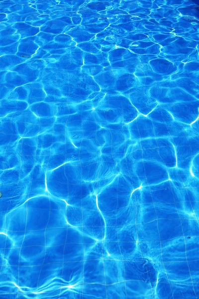 Isolamento Acqua Azzurra Piscina All Aperto Con Riflessi Luce Solare — Foto Stock