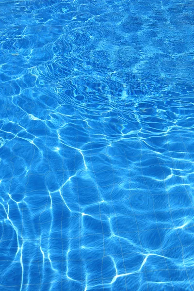 Isolamento Acqua Azzurra Piscina All Aperto Con Riflessi Luce Solare — Foto Stock