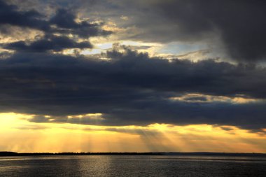gün batımında geniş nehir üzerinde bahar manzara cumulonimbus bulutlar
