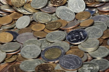 Stüdyoda yapay ışıkla çekilmiş Rus paraları.