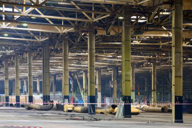 İlk aşamada terk edilmiş bir binanın sanayi bölgesi ve onarım çalışmaları