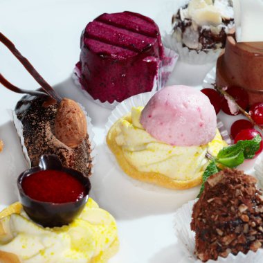 Beyaz arka plandaki stüdyoda nefis hamur işleri.