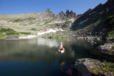 Batı Sayan dağlarında güneşli bir günde yaz manzarası...