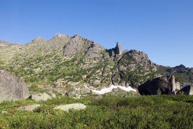 Güneşli bir yaz gününde, batı Sayan 'lı Ergaki dağlarında manzaralı bir manzara...