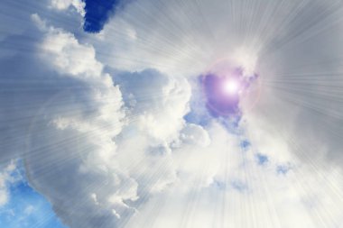 Mavi gökyüzünde büyük kabarık beyaz bulutlar