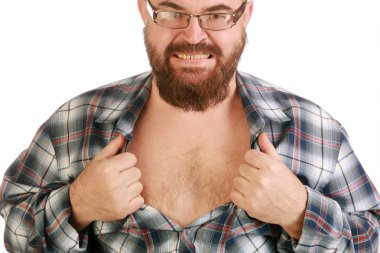 Sakallı ve bıyıklı, gömleğini göğsünde yırtan genç bir adamın portresi.