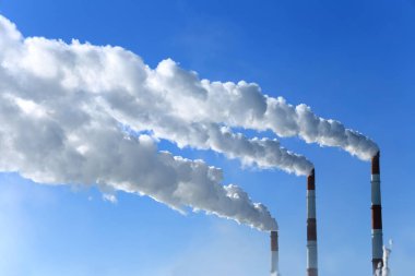 kış manzarası bacalardan tütüyor Zainsk TPP mavi gökyüzüne karşı dondurucu sisli bir sabah