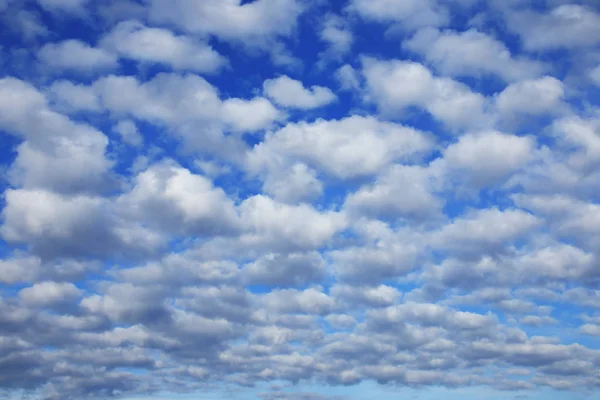 Landschap Mooie Cumulus Wolken Tegen Een Blauwe Lucht Een Zonnige — Stockfoto