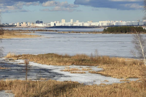 Чудовий Весняний Краєвид Широку Річку Місто Горизонті Хмарний День — стокове фото