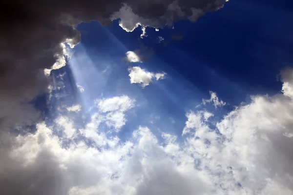 Manzara Mavi Gökyüzündeki Bulutların Arasından Güneş Işığı Saçıyor — Stok fotoğraf