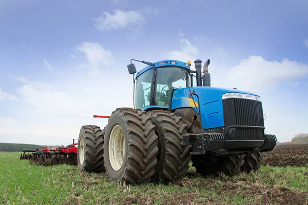 Trabajos Agrícolas Arando Tierras Poderoso Tractor — Foto de Stock