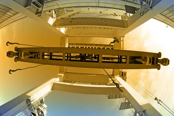 Endüstriyel Bölge Yakın Çekim Vinci Mavi Gökyüzü Arka Planında Izole — Stok fotoğraf