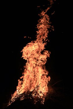 Siyah arkaplanda çimen yakmak