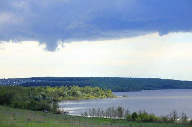 Günbatımında nehir kıyısında çiçek açan elma ağaçları.
