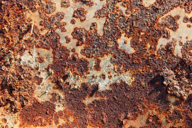 Güneş ışığında paslı metalin makro izole dokusu