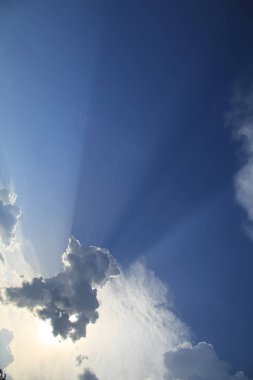 Manzara güneş batarken izole edilmiş leziz kümülüs bulutları. 