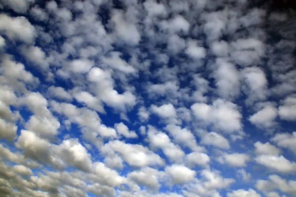 Paisaje Hermoso Cúmulo Nubes Contra Cielo Azul Día Soleado —  Fotos de Stock